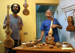 Jorge Pombo e Leo Costa apresentam música experimental com instrumentos artesanais. 