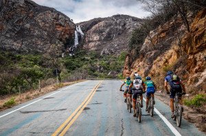 Serra verde com cachoeira ao fundo. Foto: Fabio Piva / Brasil Ride 