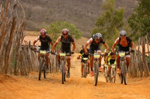 Equipe Trek Factory Racing pedalou junto durante toda a etapa. Foto: Sportgraf 