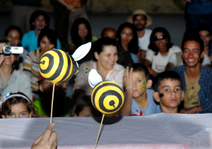 Pesquisadores e estudantes interagem na produção dos materiais educativos. Foto: Acervo Polinfrut