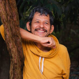 Rony Cácio lança livro de poesias e bordados no Vale do Capão